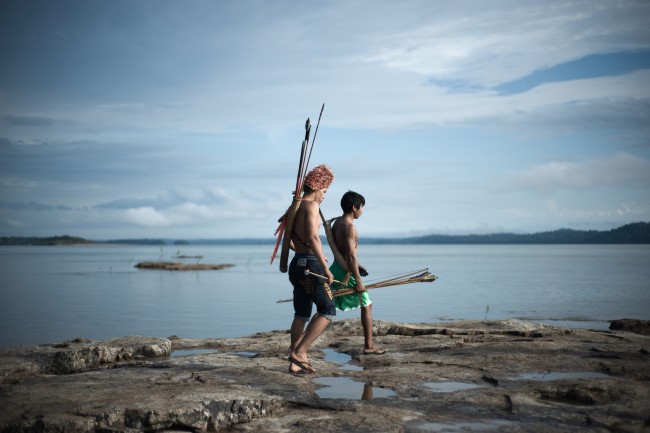 Mundurukus nos pedrais do Tapajós, que seriam submersos pela usina de São Luiz (Foto: Anderson Barbosa/Greenpeace)