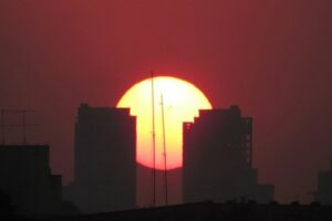 Pôr-do-sol em São Paulo em dia de calor extremo