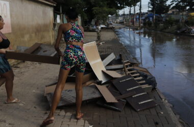 Famílias tiveram casas alagadas e perderam pertences em Belford Roxo, RJ. (Foto: Fernando Frazão/Agência Brasil)
