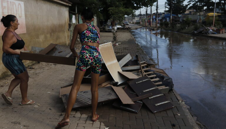 Famílias tiveram casas alagadas e perderam pertences em Belford Roxo, RJ. (Foto: Fernando Frazão/Agência Brasil)
